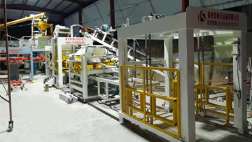 PC仿石透水磚生產(chǎn)現(xiàn)場(chǎng)