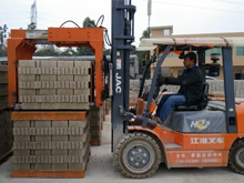 抱磚車裝車視頻